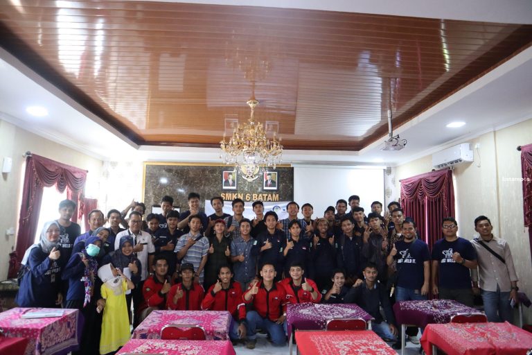 Polibatam Latih 30 Siswa Pengelasan SMKN 6
