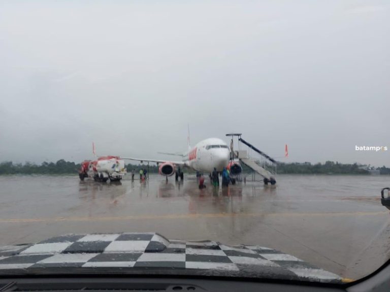 Sempat Diadang Cuaca Buruk, JCH Kloter 13 Diberangkatkan dari Embarkasi Batam