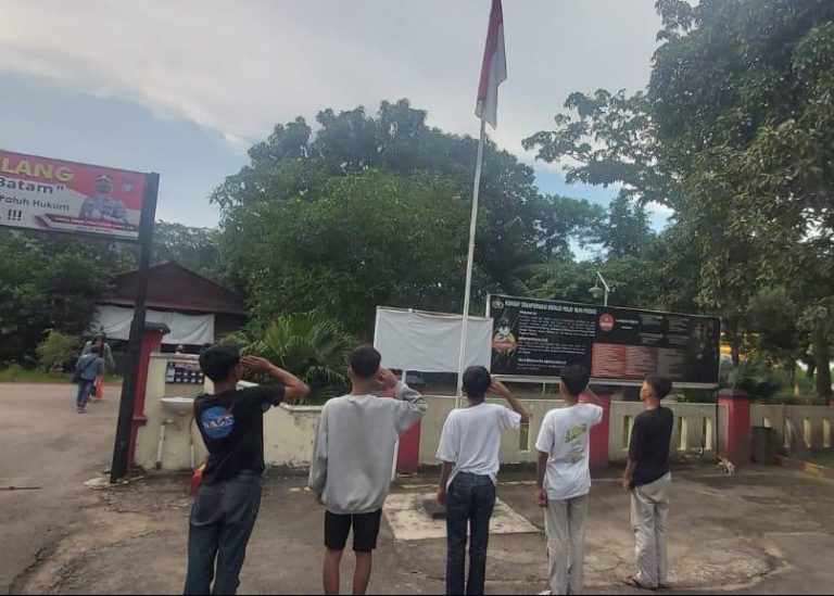 Terlibat Pengeroyokan, Lima Remaja di Batam Dihukum Hormat Bendera
