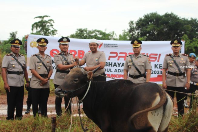 Polisi Serahkan 5 Sapi Kurban Kepada Masyarakat