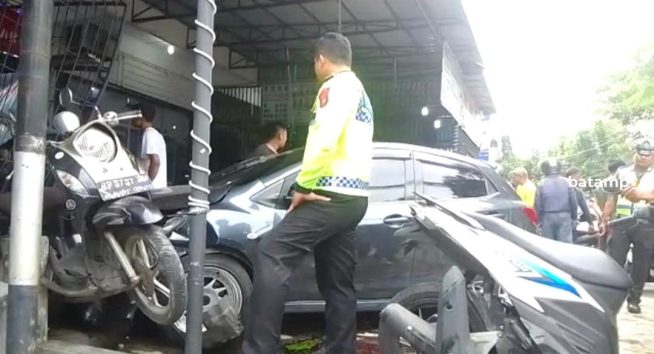 Hilang Kendali, Mobil Tabrak Warga, Mobil, dan Motor di Pakiran M Mart