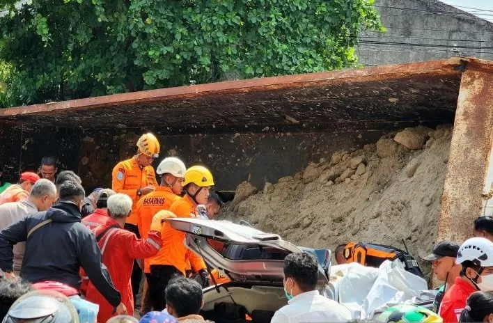 Truk Angkut Tanah Timpa Mobil di Semarang, 2 Tewas, 2 Selamat
