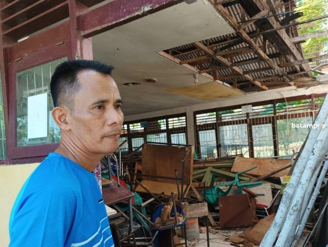 Ruang Kelas SMKN 1 Rusak, Siswa Belajar di Luar Kelas