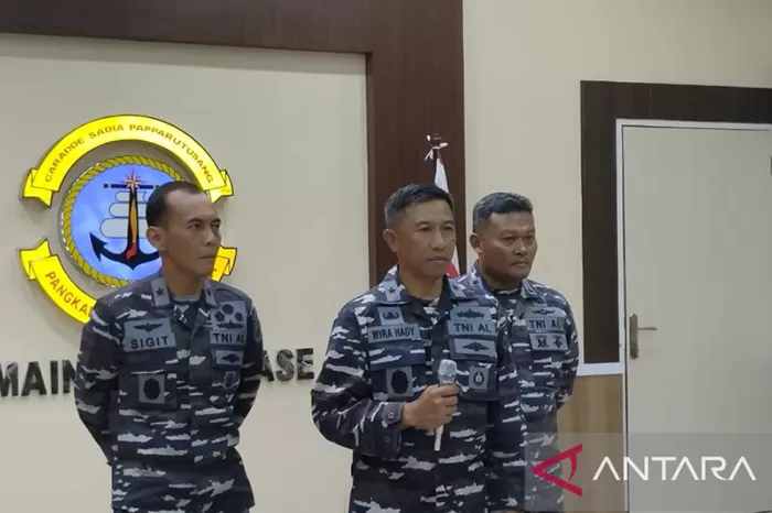 Kapal Perang KRI Teluk Hading Terbakar di Perairan Selayar