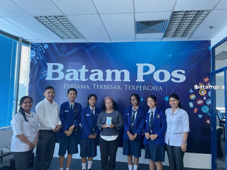 Pengurus OSIS SMP Tunas Baru Jin Seung yang Terlibat Jurnalistik Kunjungi Dapur Redaksi Batam Pos