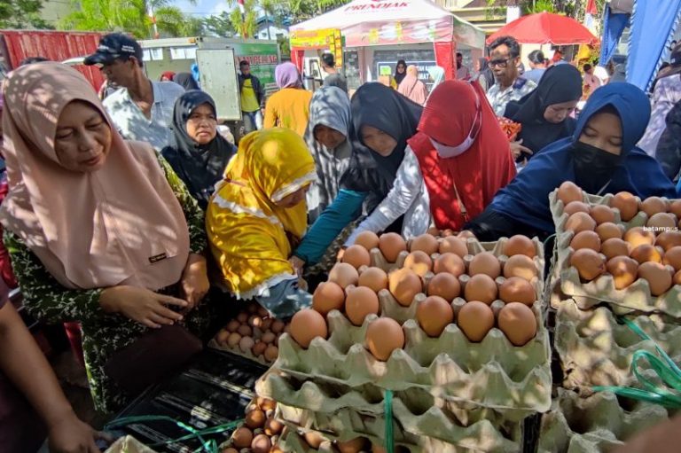 Distributor Sediakan Empat Truk Telur untuk Pasar Murah