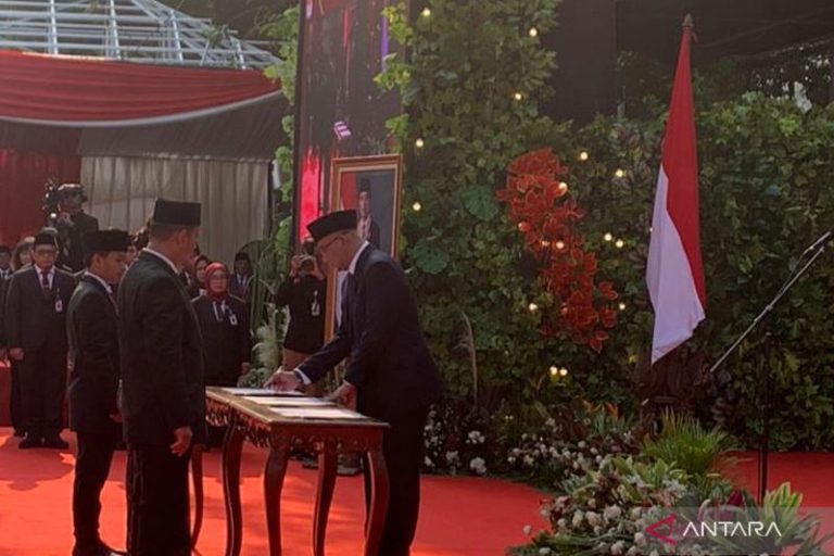 Ketua KPU RI Lantik 220 Anggota KPU dari 44 Kabupaten/Kota