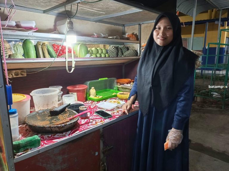 MEGA, Pengelola Rujak Chaniago, Goyang Lidah