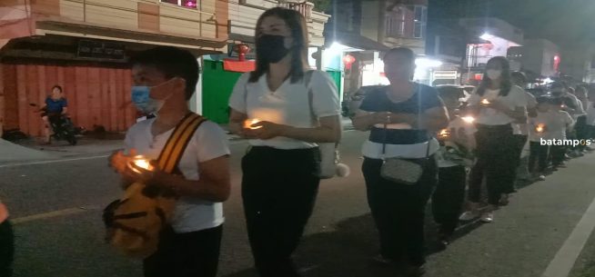 Peringati Waisak, Warga Budha Lakukan Ritual Jalan Kaki