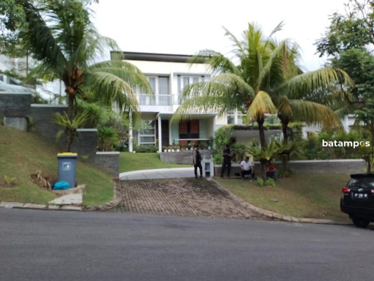 Polisi Jaga Ketat Penggeledahan Rumah Pejabat Bea Cukai di Batam