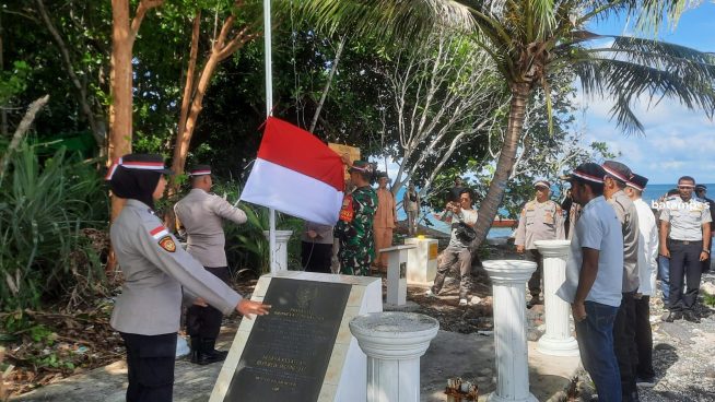Jaga Kedaulatan, Polisi dan Masyarakat Bintan Pesisir Kibarkan Bendera Merah Putih di Pulau Terluar