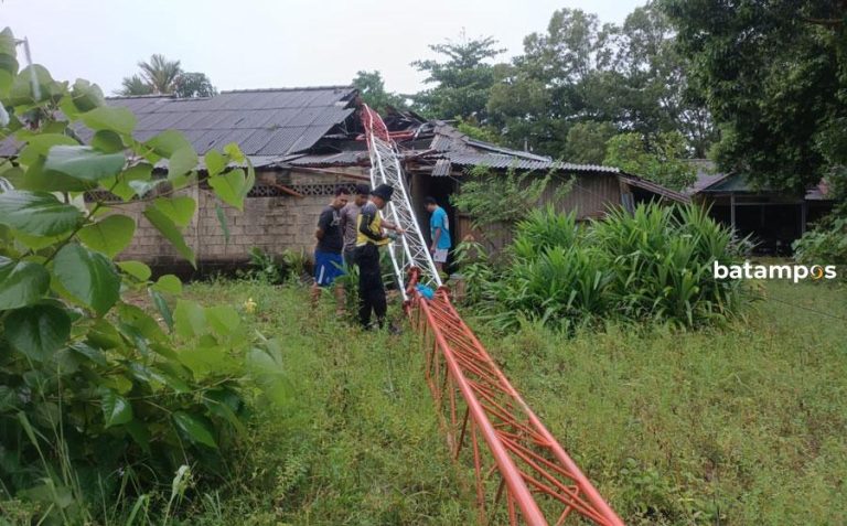 Tower di Asrama Polisi Tumbang Menimpa Rumah
