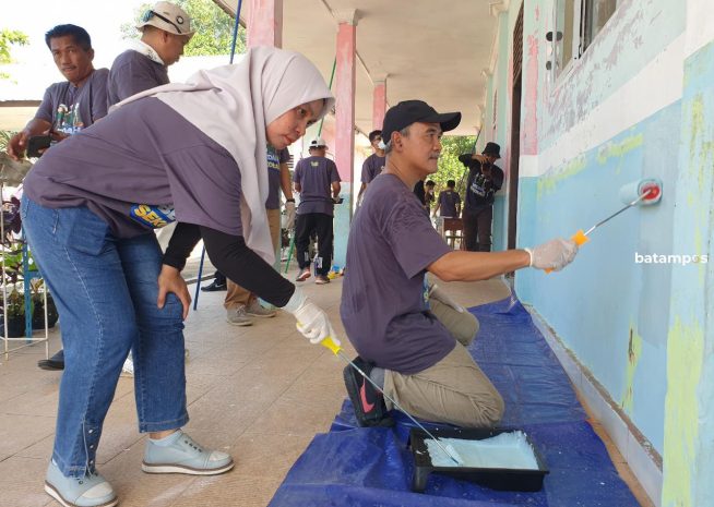 Pekerja BIE Lobam Turun Tangan Bedah SDN 003 Seri Kuala Lobam