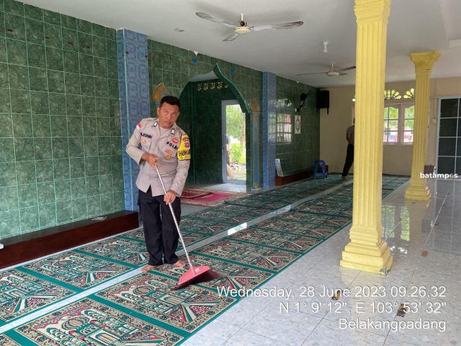 Sambut Idul Adha, Polsek Belakangpadang Bersih-bersih Musala