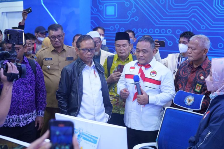 Menko Polhkam Mahfud MD Takjub Lihat Command Center BP2MI Karya Benny Rhamdani