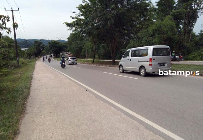 Terjadi di Bukit Daeng, Ibu dan Anak Nyungsep di Jalan Longsor