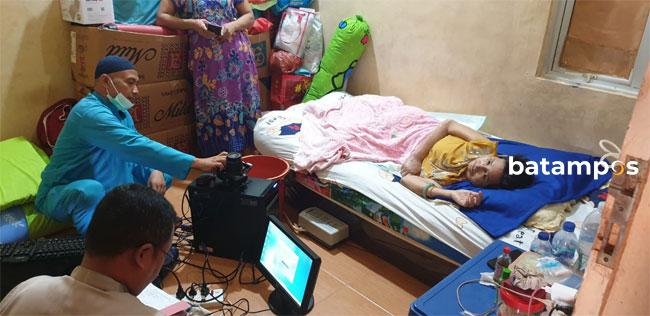 Disdukcapil Batam Jemput Bola Perekaman E-KTP Penyandang Disabilitas, Lansia dan Orang Sakit