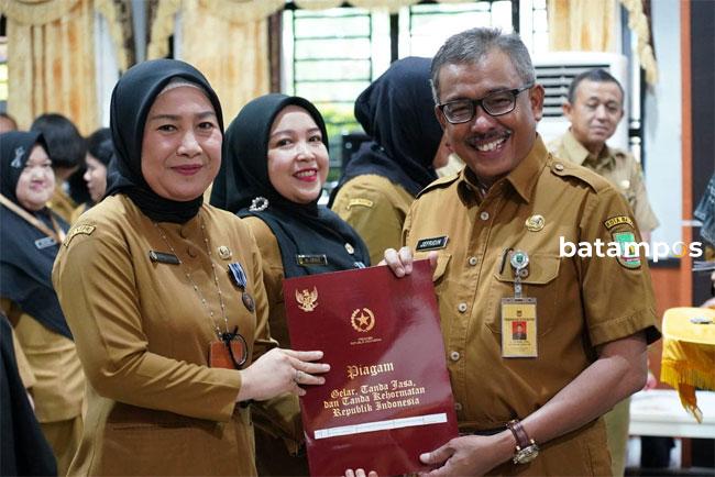 Serahkan Penghargaan Satya Lancana Karya Satya, Jefridin: Sekali Lagi Saya Ucapkan Selamat dan Terimakasih