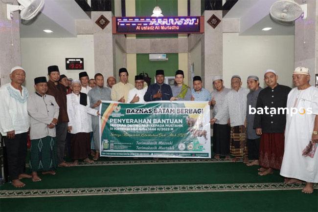 Jefridin Serahkan Satu Ekor Sapi untuk Masjid Al Aqso 