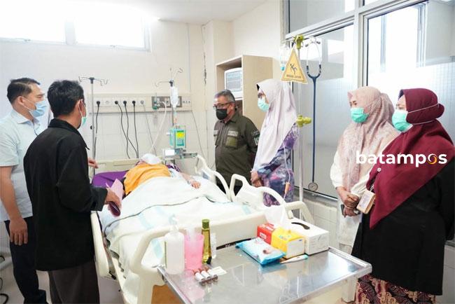 Jefridin Besuk Rohmiati di RSUD Embung Fatimah