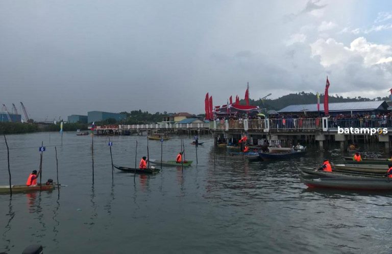 Polda Kepri Gelar Lomba Dayung Sampan dan Ketinting di Tanjung Riau