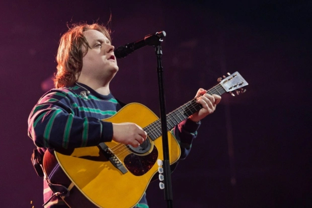 Lewis Capaldi Istirahat Tiga Pekan demi Glastonbury