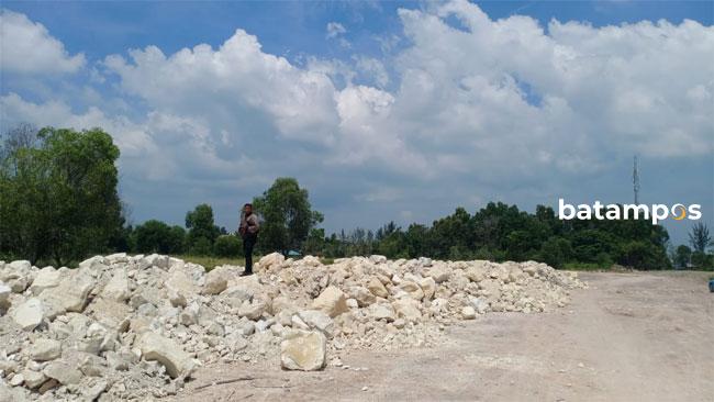 Warga Sagulung Resah Tumpukan Material Sisa Produksi Perusahan Kontruksi Menumpuk di Dekat Permukiman
