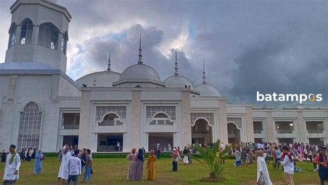 Ribuan Jamaah Padati Masjid Sultan Mahmud Riayat Syah
