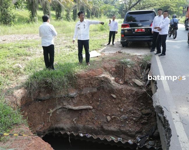 Reaksi Wali Kota Batam Saat Tinjau Jalan Amblas di Turunan Bukit Daeng
