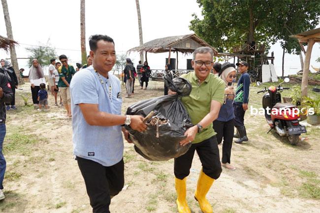 Bersihkan Sampah, Sekda Kota Batam Sampai Turun ke Dalam Parit