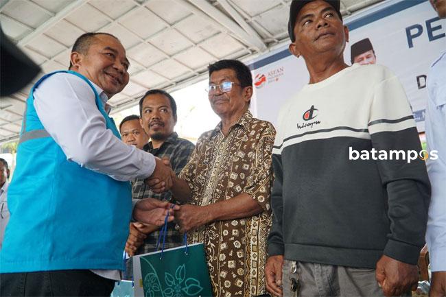 PLN Batam Serahkan Bantuan Paket Sembako Kepada Nelayan Tradisional