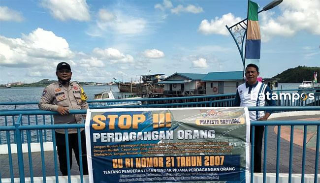 Polsek Sekupang Pasang Spanduk dan Stiker untuk Cegah Pengiriman PMI Non Prosedural