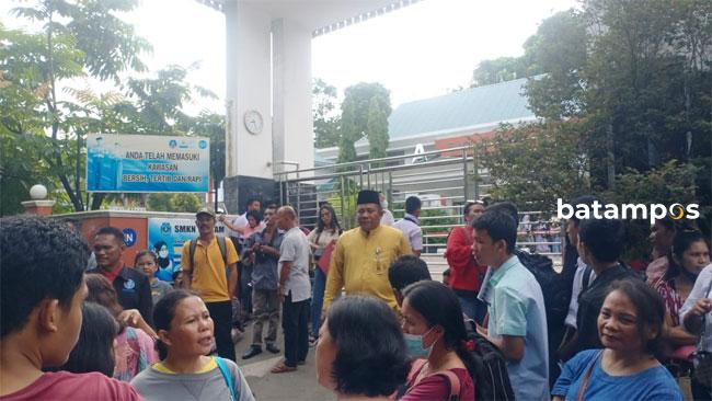 Berharap Ada Penambahan Daya Tampung, Orangtua Calon Siswa SMK di Batam Datangi Sekolah