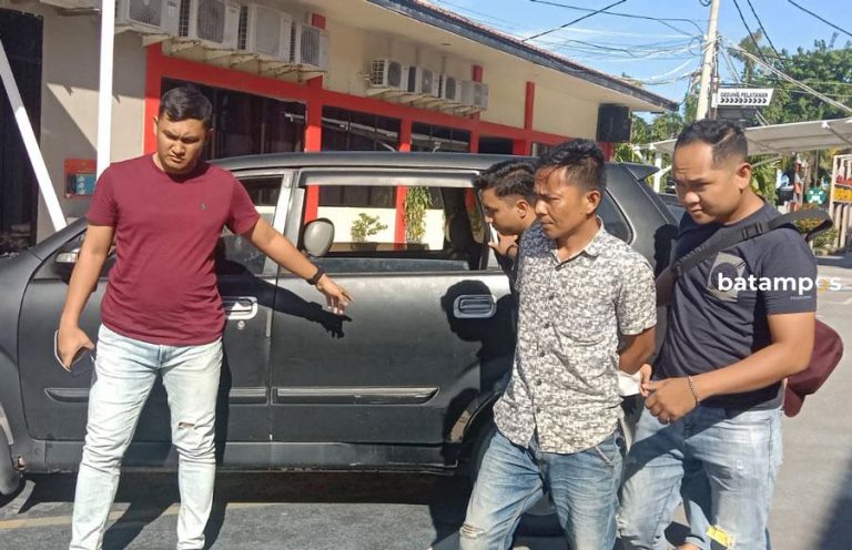 Mantan Suami Tikam Mantan Istri