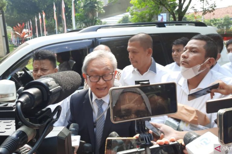 Maqdir Ismail Penuhi Panggilan Kejagung Bawa Duit Rp27 Miliar, Tumpukan Dolar Digotong Asisten