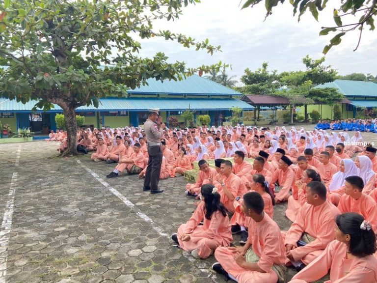 Polisi Sosialisasi Keselamatan Berkendara ke Sekolah