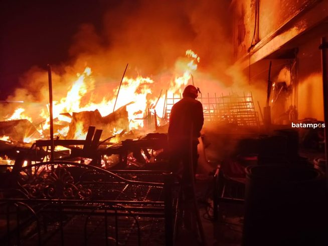 2 Unit Ruko Berisi Mebel Ludes Terbakar