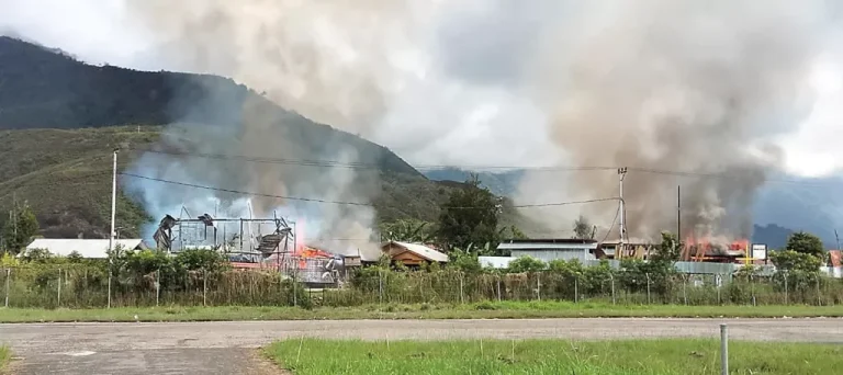 Dogiyai Mencekam, 69 Bangunan Dibakar, 2 Polisi dan 1 Tentara Terluka