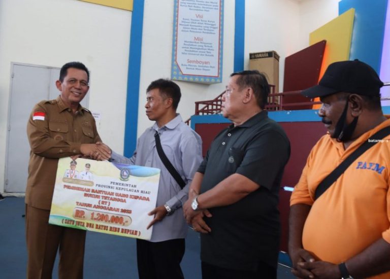 Pemprov Salurkan Bantuan Kepada RT/RW, Posyandu, Guru Paud, dan Rumah Ibadah di Batam