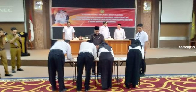 Bupati Karimun Serahkan SK untuk 2.415 Honorer