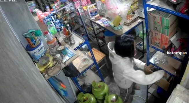 Pencuri Beraksi Terekam CCTV