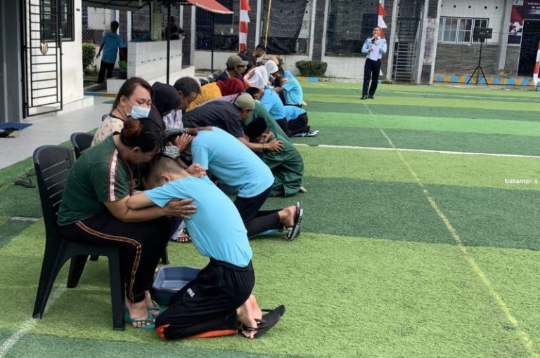 32 Anak di Batam Dapat Remisi, Penuh Haru Mereka Membasuh Kaki Orangtuanya