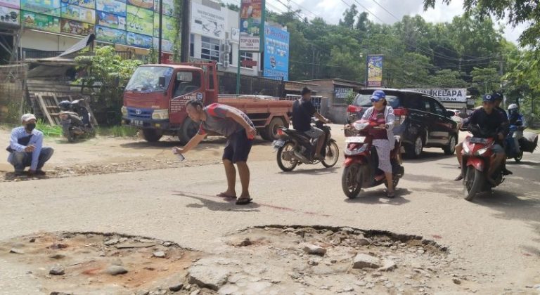 Jempol! PKP Perbaiki Jalan Rusak dan Berlubang di Tiban Center