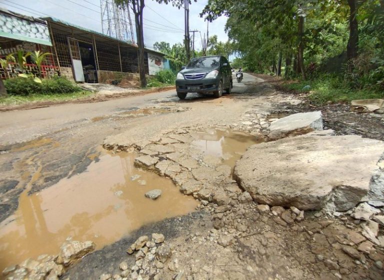 Warga Tiban Keluhkan Jalan Rusak dan Tergenang Air