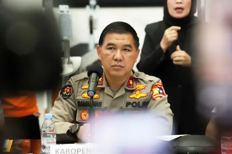Polri Serahkan Surat Pemberitahuan Dimulainya Penyidikan Denny Indrayana ke Kejaksaan Agung