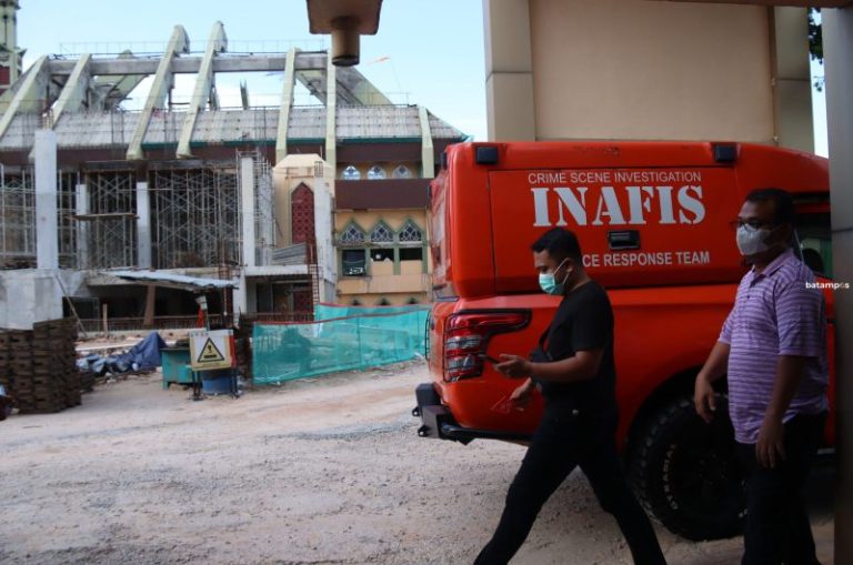 Pekerja Renovasi Masjid Agung Batam Terjatuh dari Ketinggian 5 Meter