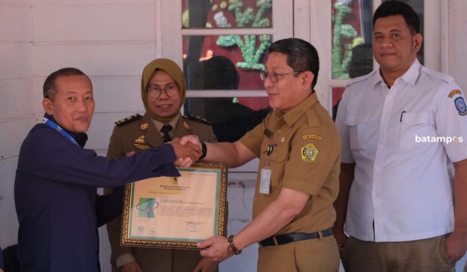 UPT Pengawas Disnakertrans Kepri di Karimun Bagi Bagi Sembako ke Petugas Kebersihan