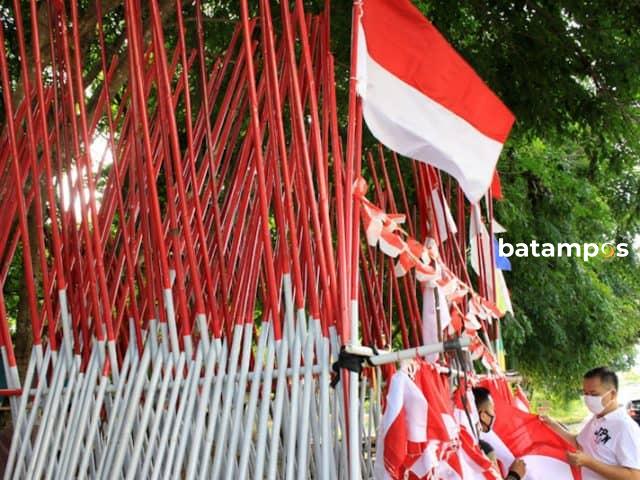 DPD LPM Kepri Bagikan 5 Ribu Bendera Merah Putih kepada Masyarakat