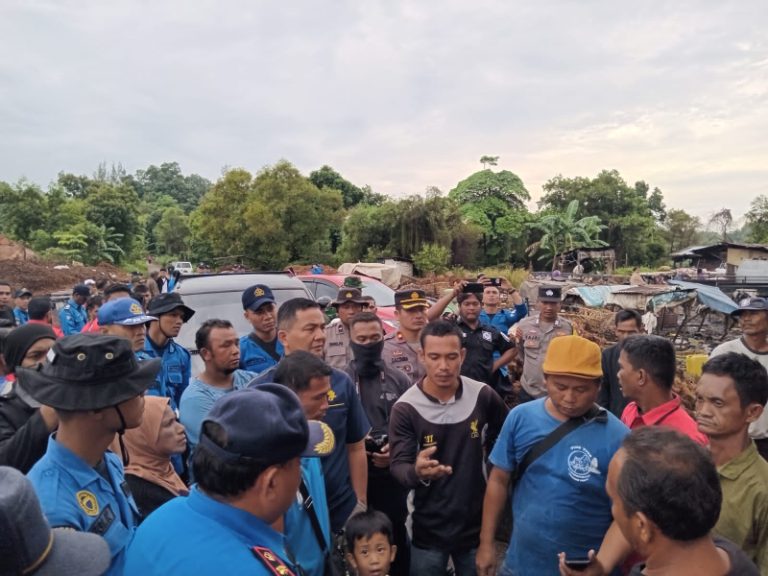 Sempat Memanas, Tim Terpadu Tertibkan Dapur Arang di Sekupang
