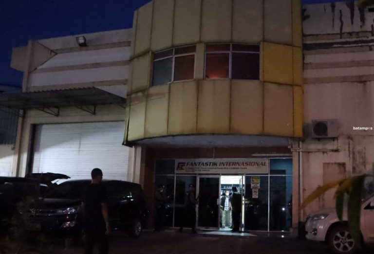 Geledah Kantor Distributor Rokok di Batam, KPK  Bawa 1 Koper dan Kardus